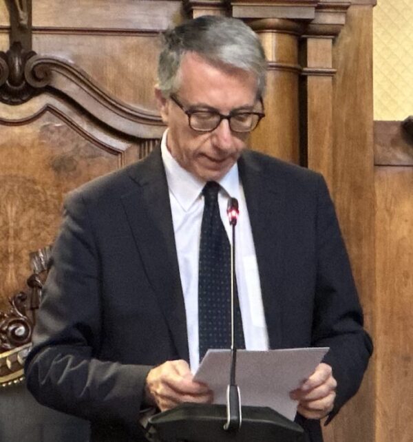 Il Presidente Aggiunto del Consiglio di Stato Luigi Maruotti mentre ricorda commosso il collega Franco Frattini 