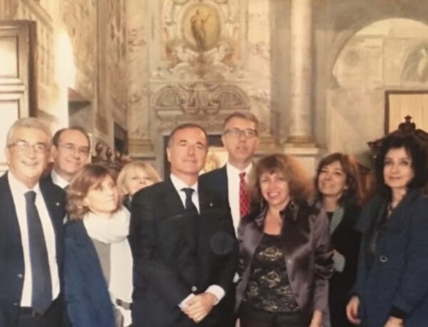 Consiglio di Stato, Sala di Pompeo, Natale 2015: Franco Frattini in compagnia di alcuni colleghi dell'Avvocatura dello Stato e del Consiglio di Stato, tra cui, a destra, Luigi Maruotti. 