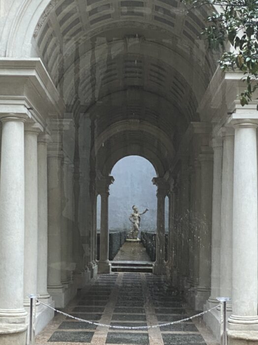 La galleria prospettica del Borromini nel cortile interno di Palazzo Spada a Roma, sede del Consiglio di Stato. La finta prospettiva del Borromini