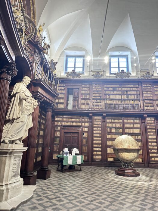 Particolare del salone con il mappamondo della biblioteca Casanatense