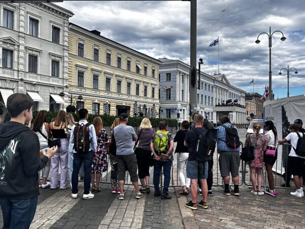 La folla a Helsinki davanti al palazzo Predienziale