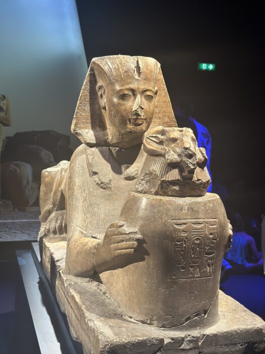 Statua di Ramses II raffigurato come una sfinge che offre un vaso con la forma di una testa di ariete. Foto di Vittoria Bacchi