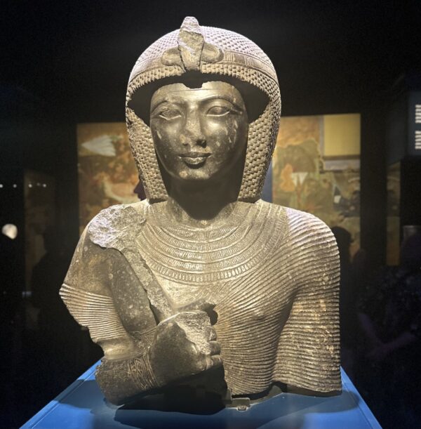 Parte superiore della statua di Ramses II che tiene lo scettro heqa in granodiorite nuovo impero 19 dinastia. Foto di Vittoria Bacchi