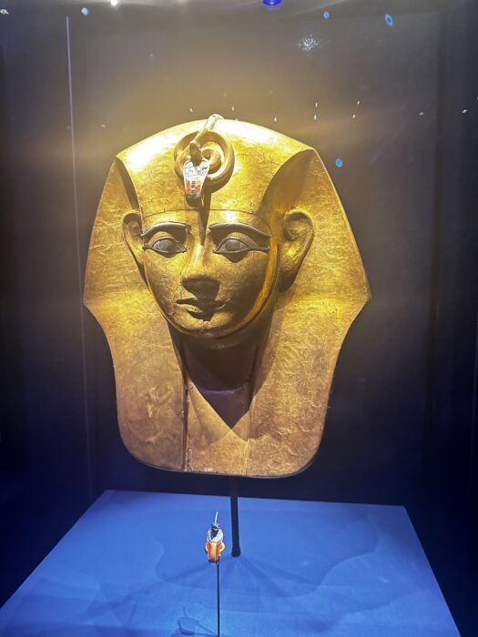 Maschera in legno dorato sulla bara di Amenofi 3 periodo intermedio, XXI dinastia;