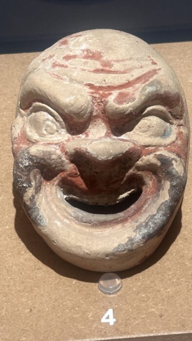 4. Maschera comica di schiavo Comic mask of slave Collezione Bruschi, inv. CB 1359. Museo nazionale archeologico di Tarquinia