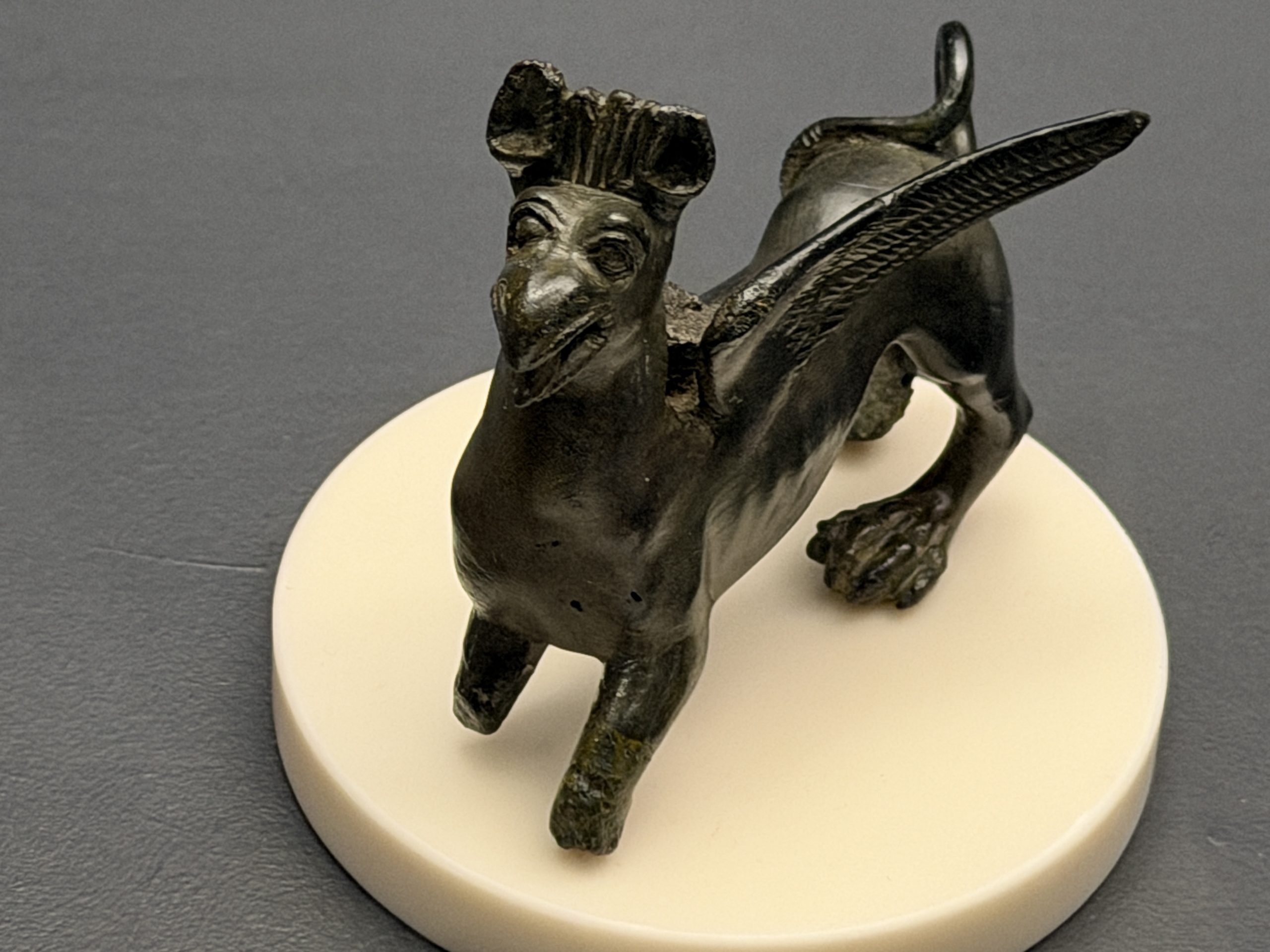 Grifo con iscrizione tinscvil sul lato destro del corpo, bronzo, IV secolo a.C., Rijksmuseum van Oudheden di Leida